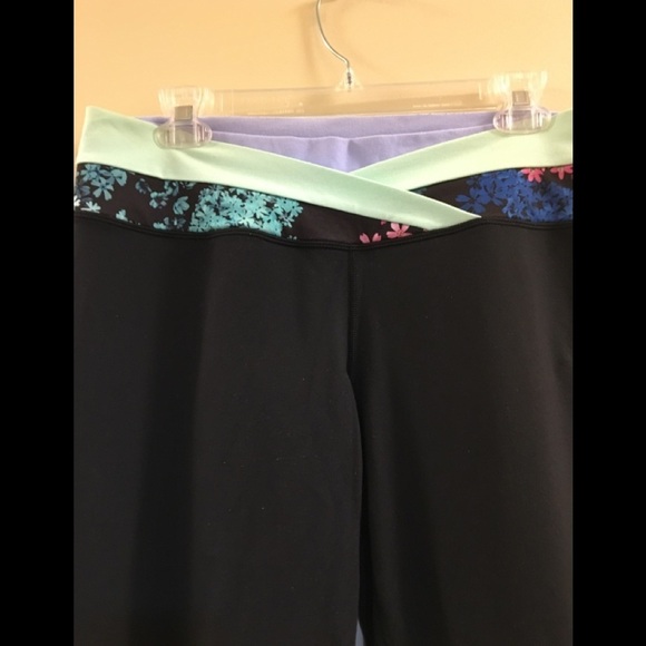 11. LULULEMON Dharana Black Petal POP Crop - Picture 11 of 15